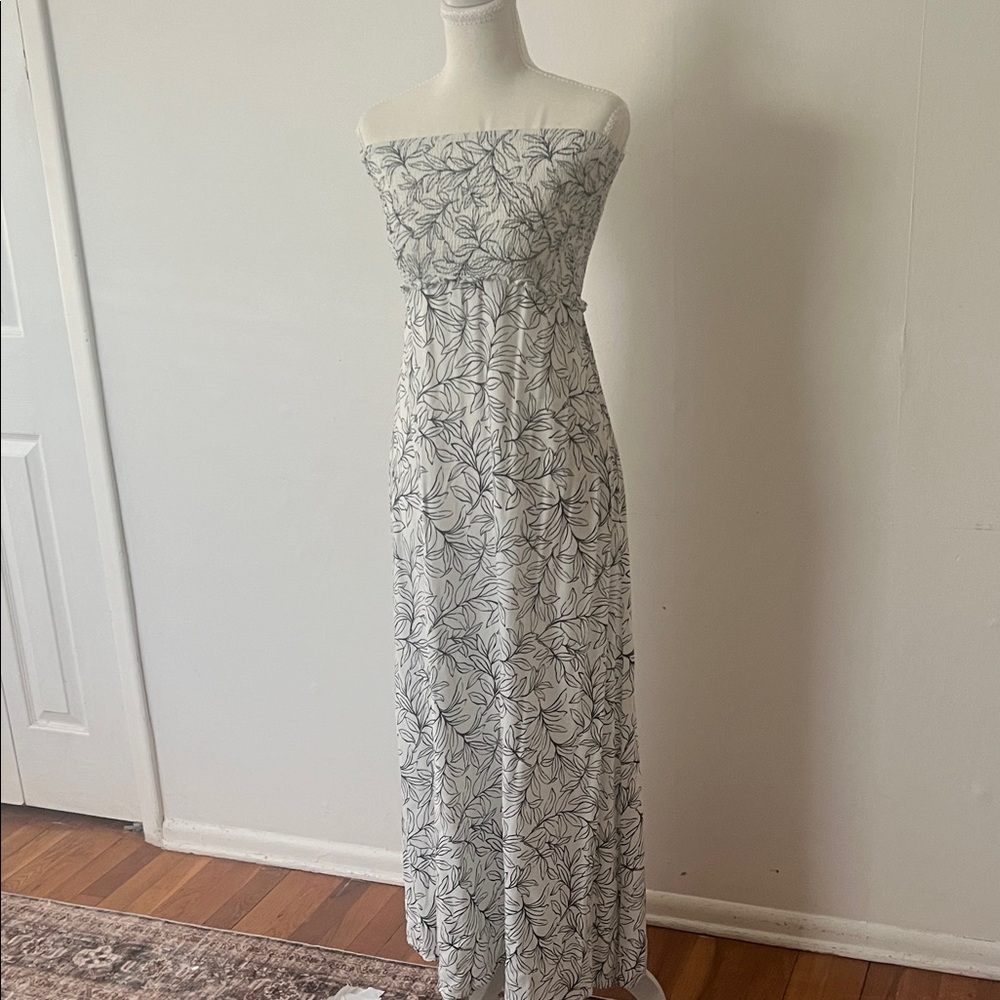 Forever 21 White Strapless Maxi Dress with Black Leaf Print. Womens Small.